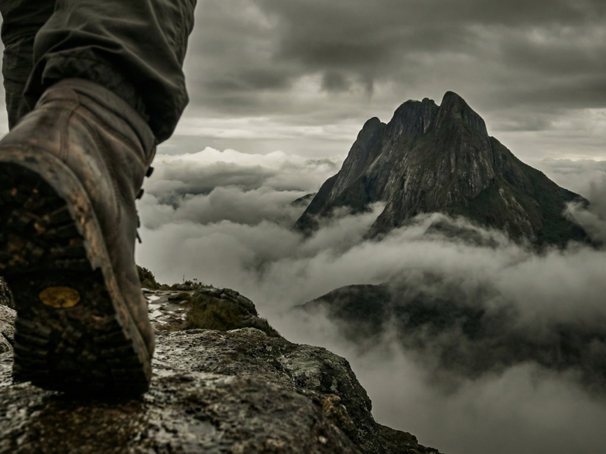 Vista dramática do Pico Paraná com neblina, ilustrando os perigos da orientação em montanha e o isolamento.